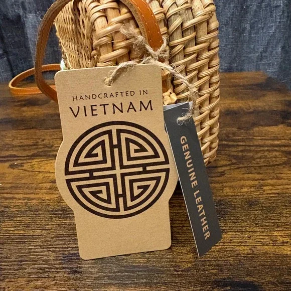 NWT Rattan Woven Picnic Basket Crossbody Bag Leather Strap Strawberry Charm - Picture 7 of 7